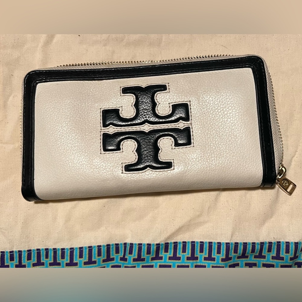 Tory Burch zip wallet